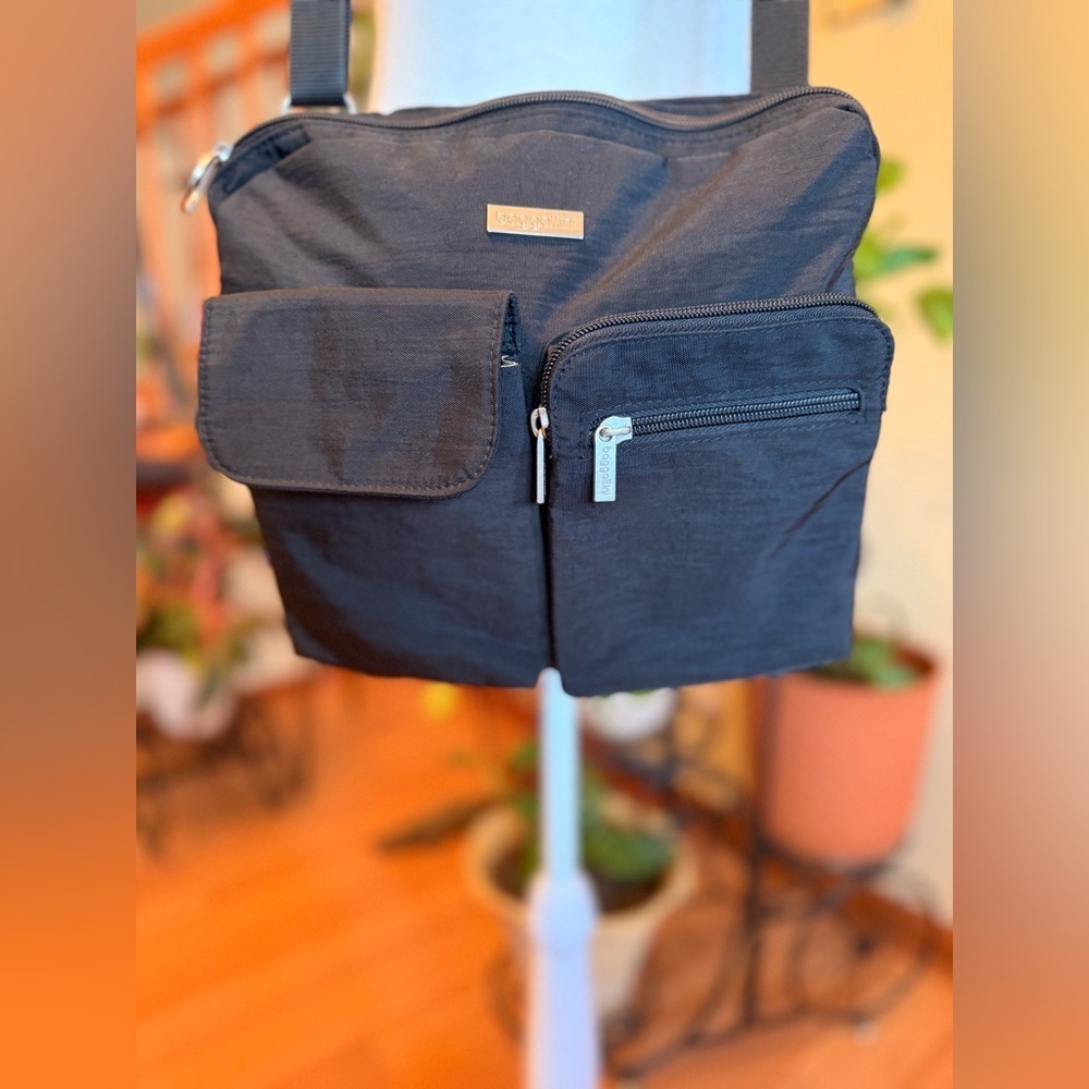 Baggallini Black Nylon Crossbody Bag Travel Organizer Lightweight Multi Pockets